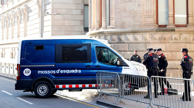 דני אלבס מובא אל בית המשפט בניידת משטרה (צילום: רויטרס)