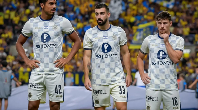 הישאם לאיוס לצד דור פרץ גבי קניקובסקי מכבי תל אביב (צילום: אריאל שלום)