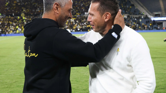 ברק בכר מאמן מכבי חיפה עם ברק יצחקי מאמן בית"ר ירושלים (צילום: דני מרון)