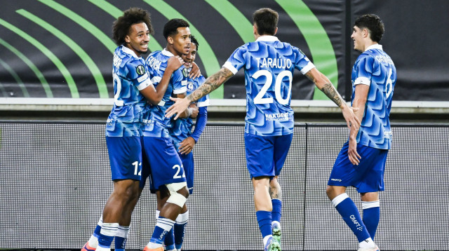 שחקני גנט חוגגים, עומרי גאנדלמן מימין (צילום: GettyImages, TOM GOYVAERTS/AFP)