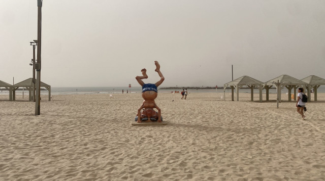 חופי תל אביב באובך הכבד (צילום: אורלי ווסרמן/TPS)