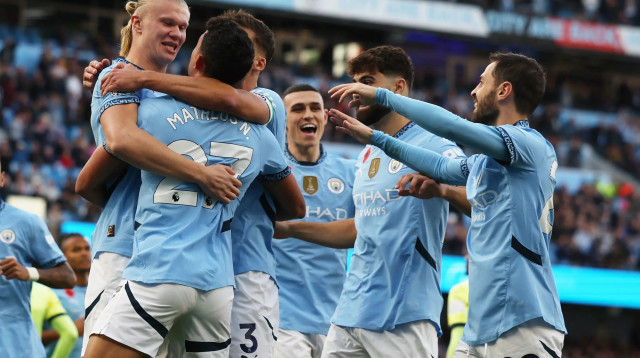 שחקני מנצ'סטר סיטי חוגגים עם ארלינג הולאנד (צילום: רויטרס)