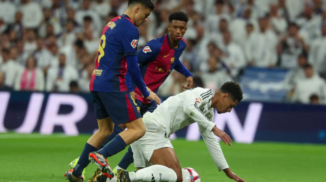 פדרי שחקן ברצלונה לצד ג'וד בלינגהאם ריאל מדריד (צילום: אימג'בנק  GettyImages)