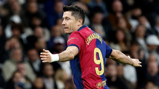 רוברט לבנדובסקי שחקן ברצלונה חוגג שער (צילום: רויטרס)