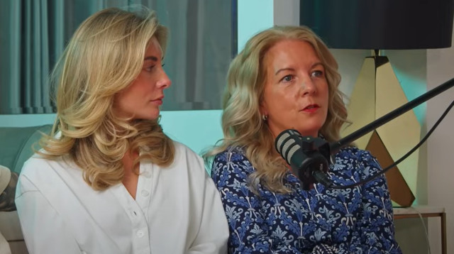 כוכבת הפורנו בוני בלו ואמא שלה שרה (צילום: יוטיוב)