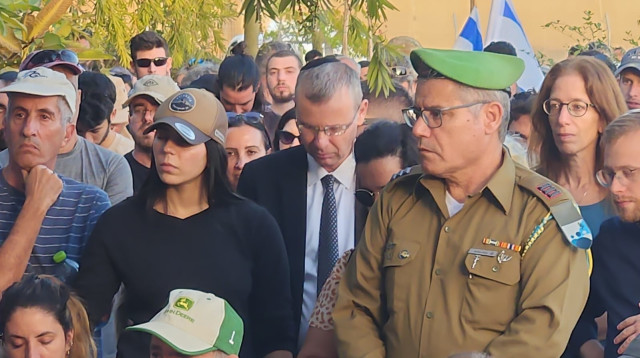 המונים בהלווייתו של תום סגל ז''ל (צילום: פלד ארבלי)