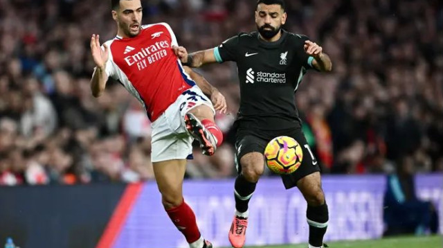 מרינו מנסה לעצור את סלאח (צילום: רויטרס)