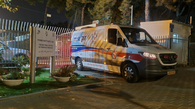 אמבולנס זק"א סמוך למרכז הלאומי לרפואה משפטית (צילום: דוברות זק"א)