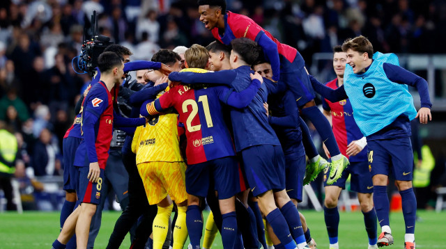 שחקני ברצלונה חוגגים (צילום: רויטרס)