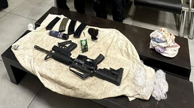 אמל"ח שנתפס ברכבו של החשוד  (צילום: דוברות המשטרה)