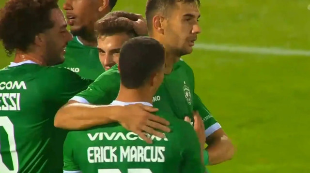 שחקני לודוגורץ חוגגים עם דני גרופר (צילום: צילום מסך, .)