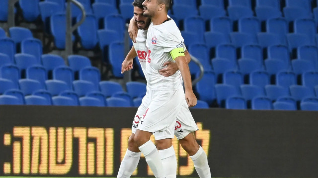 דור מלול, נאור סבג שחקני הפועל חיפה חוגגים (צילום: ברני ארדוב)