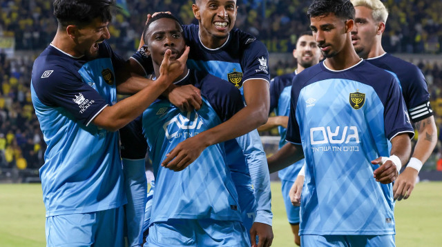 שחקני בית"ר ירושלים חוגגים עם טימו מוזי (צילום: דני מרון)