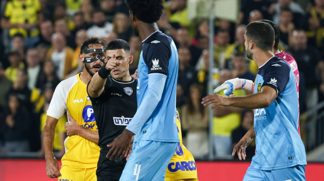 ז'אן מרסלן, בית"ר ירושלים עם השופט שניר לוי (צילום: דני מרון)