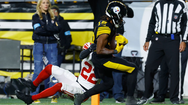 קלווין אוסטין מפיטסבורג עם אחד משני טאצ'דאונים נגד הג'איינטס (צילום: GettyImages, Justin K. Aller)