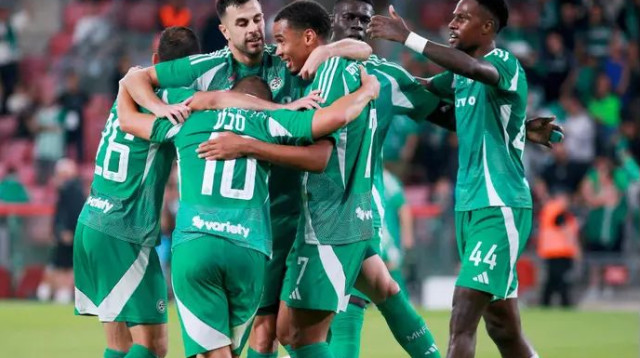 מכבי חיפה הרוויחה אותו? קסנדר סברינה חוגג עם החברים (צילום: קובי אליהו)