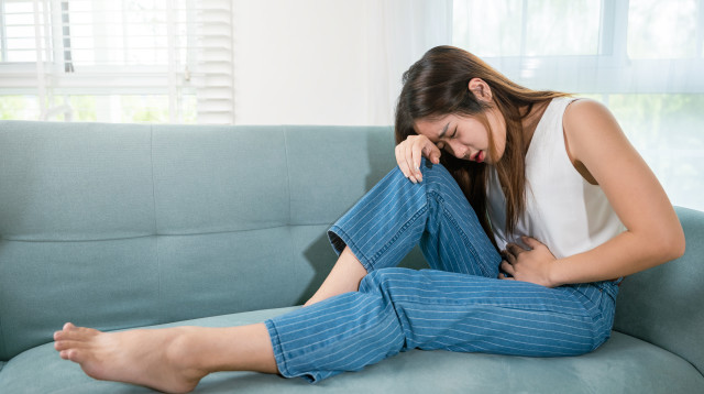 אישה הסובלת מכאבים במפשעה, אילוסטרציה (צילום: אינגאימג')