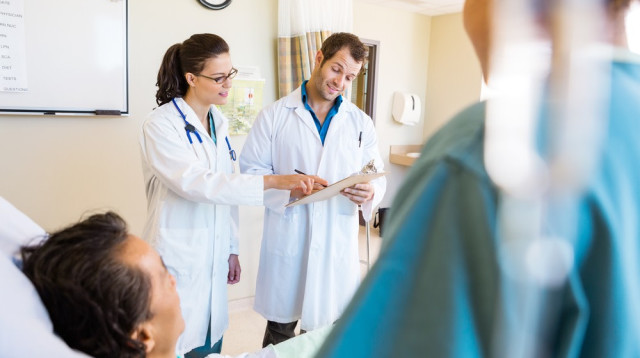 צוות רפואי בבית החולים (אילוסטרציה) (צילום: שאטרסטוק)