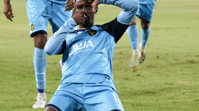 שחקני בית"ר ירושלים חוגגים עם טימו מוזי (צילום: דני מרון)