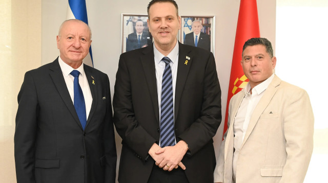 שר התרבות והספורט מיקי זוהר לצד מאיר ברדוגו שבתאי צור (צילום: ברני ארדוב)