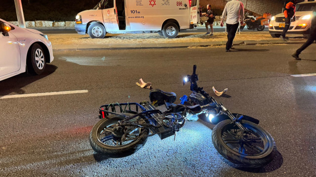 תאונת דרכים עם אופניים חשמליים (צילום: תיעוד מבצעי מד"א)
