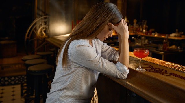 אשה תוהה למה בן הזוג שלה לא הכניס אותה לצוואה (צילום: אינגאימג')