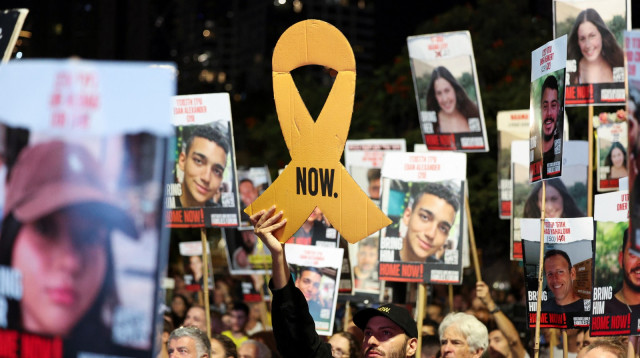 משפחות החטופים מפגינות להשבת יקיריהם (צילום: רויטרס)