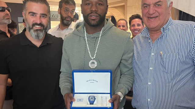 עופר יונסוף מבעלי ג'י בי תכשיטנים, פלויד מייוות'ר ונאור יונסוף  (צילום: שירת יונסוף)