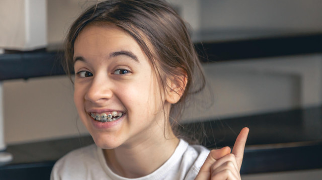 מהם הסימנים שמעידים על צורך ביישור שיניים אצל ילדים? (צילום: FREEPIK)