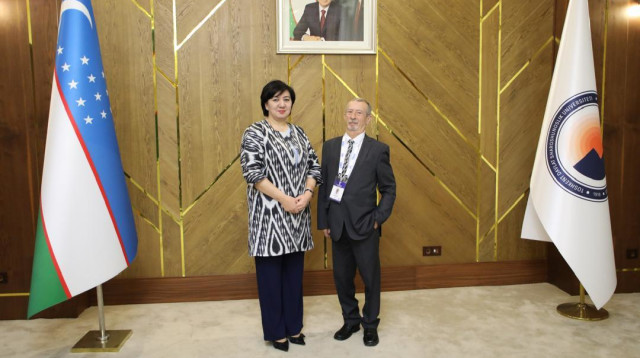  ד"ר מסמד עם רקטור של אוניברסיטה ללימודי מזרח גולצחרה רוסייבה (צילום: באדיבות המצולם)