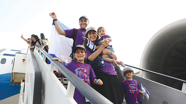 עולים חדשים שהגיעו בטיסת הצ'רטר של נפש בנפש בשנה האחרונה (צילום: יונית שילר)