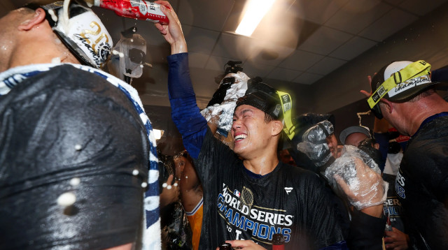 שחקן לוס אנג'לס דודג'רס יושינובו ימאמוטו חוגג זכייה בוורלד סיריס (צילום: GettyImages, Sarah Stier)