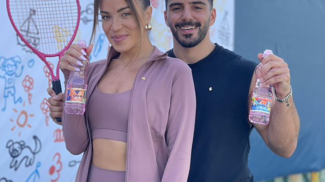 ג'וליה ויוגב ביוזמת הבקבוק הוורוד של מי עדן  (צילום: יח"צ)
