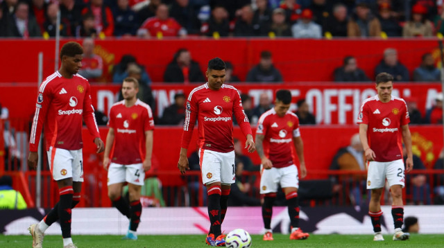 שחקני מנצ'סטר יונייטד מאוכזבים (צילום: רויטרס)