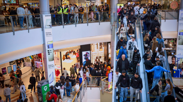 קניון עזריאלי עמוס קונים  (צילום: פלאש 90)