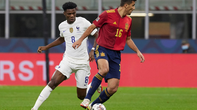 רודרי נבחרת ספרד לצד אורליאן טשואמני נבחרת צרפת (צילום: GettyImages)