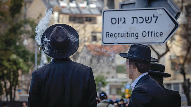 חרדים לשכת גיוס (צילום: חיים גולדברג פלאש 90)