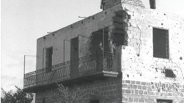 הנפת דגל ישראל בפלוג'ה (צילום: דוד אלדן לע"מ)