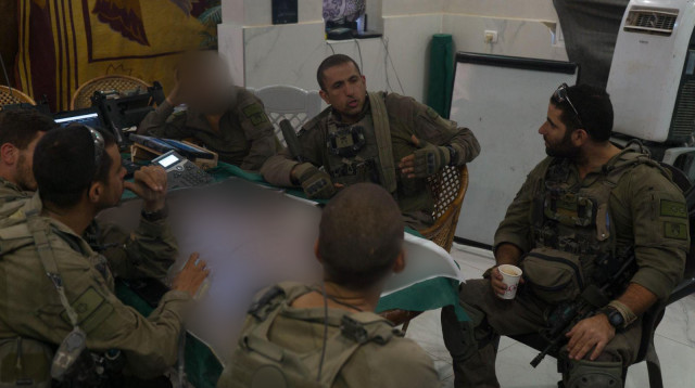 מפקד חטיבה 401, אלוף-משנה אחסאן דאקסה ז״ל עם מפקדים מהחטיבה יממות לפני נפילתו (צילום: דובר צה"ל)