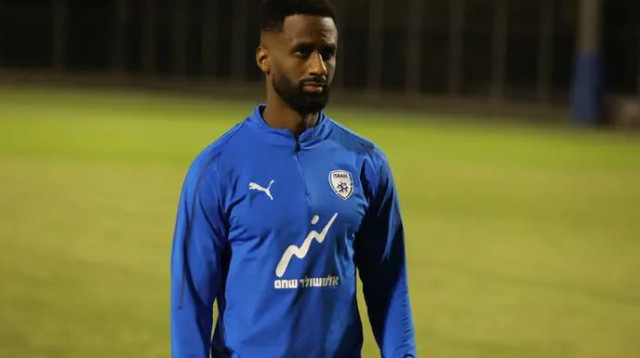 מחווה מרגשת. אלי דסה (צילום: שלומי גבאי)