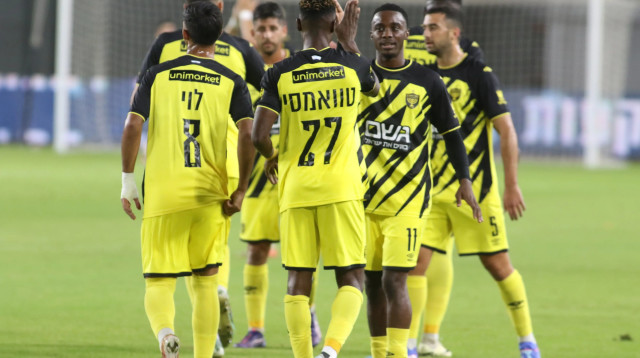 שחקני בית"ר ירושלים חוגגים עם פטריק טוומאסי (צילום: שלומי גבאי)