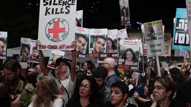 הפגנת משפחות החטופים בשער בגין בקריה (צילום: אבשלום ששוני)