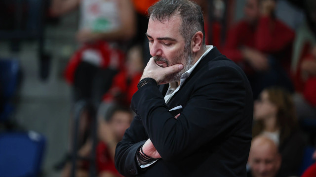 מאמן הפועל תל אביב סטפנוס דדאס (צילום: לירון מולדובן)