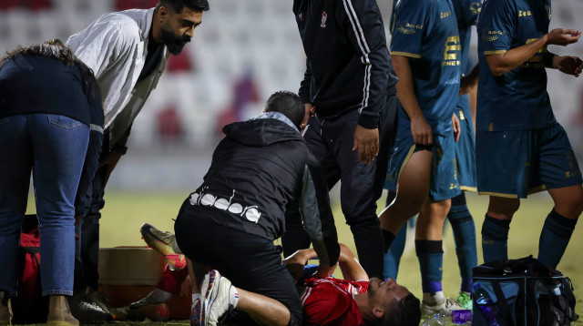 שחקן בני סכנין אחמד סלמן פצוע (צילום: מאור אלקסלסי)