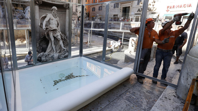 הבריכה המאולתרת במזרקת טרווי ברומא (צילום: REUTERS)