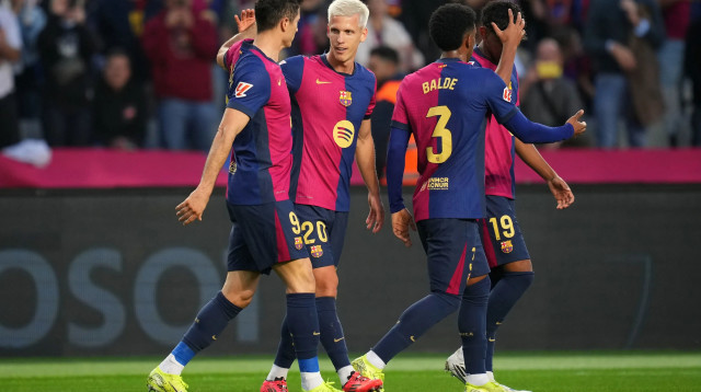 שחקני ברצלונה חוגגים עם דני אולמו (צילום: GettyImages, Alex Caparros)