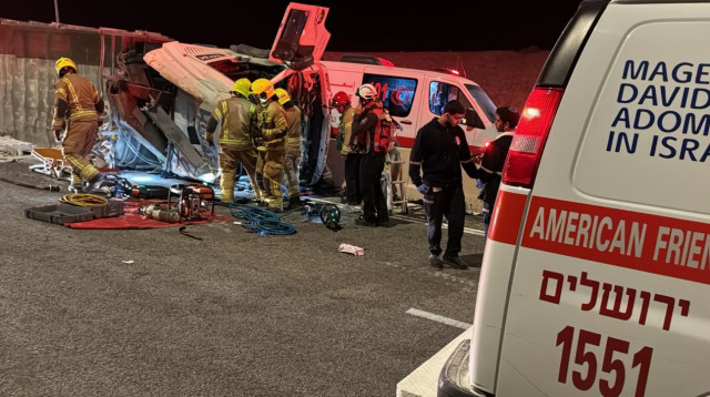 זירת התאונה סמוך לצומת אלמוג  (צילום: תיעוד מבצעי מד"א)