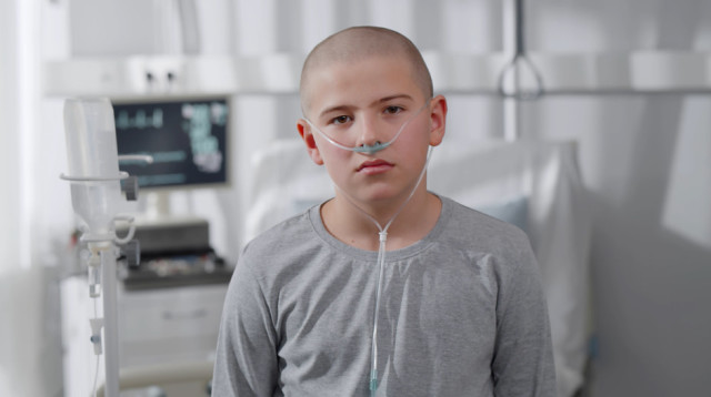 ילד חולה תחת כימותרפיה. רק עשירית מטופלים נפשית  (צילום: שאטרסטוק)