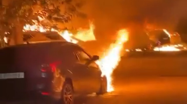 הצתת רכבים באל בירה הסמוכה לרמאללה (צילום: צילום מסך רשתות ערביות)