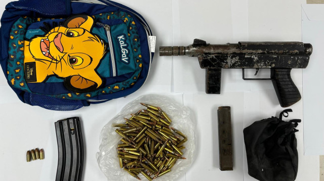 תת מקלע "קרלו" חמוש, מחסנית M-16 ומצבור תחמושת (צילום: דוברות המשטרה)